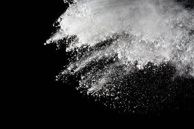 Siyah arka planda beyaz toz patlaması. Renkli bulut. Renkli toz patlar. Boya Holi.