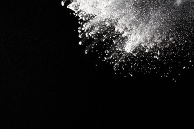 Siyah arka planda beyaz toz patlaması. Renkli bulut. Renkli toz patlar. Boya Holi.