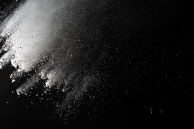 Siyah arka planda beyaz toz patlaması. Renkli bulut. Renkli toz patlar. Boya Holi.