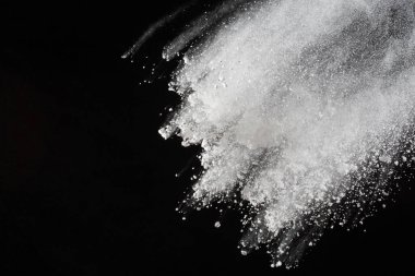 Siyah arka planda beyaz toz patlaması. Renkli bulut. Renkli toz patlar. Boya Holi.