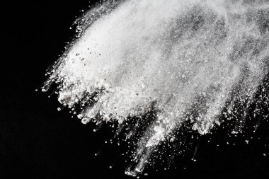 Siyah arka planda beyaz toz patlaması. Renkli bulut. Renkli toz patlar. Boya Holi.