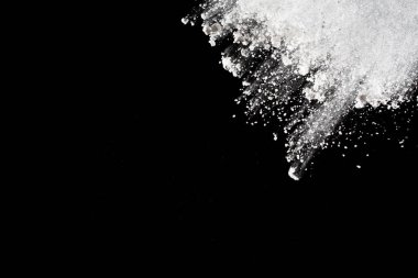 Siyah arka planda beyaz toz patlaması. Renkli bulut. Renkli toz patlar. Boya Holi.