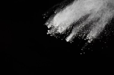 Siyah arka planda beyaz toz patlaması. Renkli bulut. Renkli toz patlar. Boya Holi.