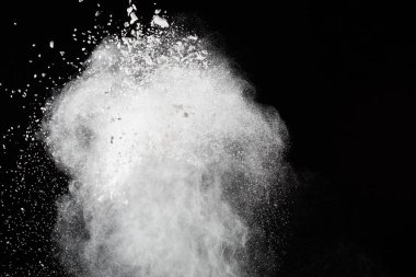 Siyah arka planda beyaz toz patlaması. Renkli bulut. Renkli toz patlar. Boya Holi.