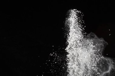Siyah arka planda beyaz toz patlaması. Renkli bulut. Renkli toz patlar. Boya Holi.
