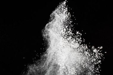 Siyah arka planda beyaz toz patlaması. Renkli bulut. Renkli toz patlar. Boya Holi.