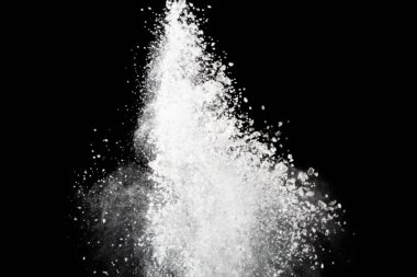 Siyah arka planda beyaz toz patlaması. Renkli bulut. Renkli toz patlar. Boya Holi.