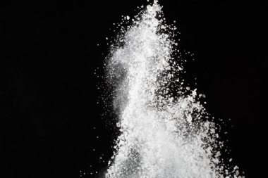 Siyah arka planda beyaz toz patlaması. Renkli bulut. Renkli toz patlar. Boya Holi.