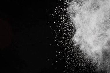 Siyah arka planda beyaz toz patlaması. Renkli bulut. Renkli toz patlar. Boya Holi.