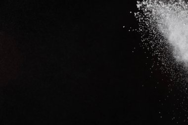 Siyah arka planda beyaz toz patlaması. Renkli bulut. Renkli toz patlar. Boya Holi.