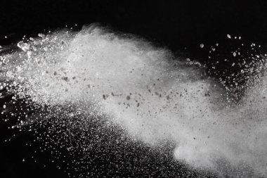 Siyah arka planda beyaz toz patlaması. Renkli bulut. Renkli toz patlar. Boya Holi.