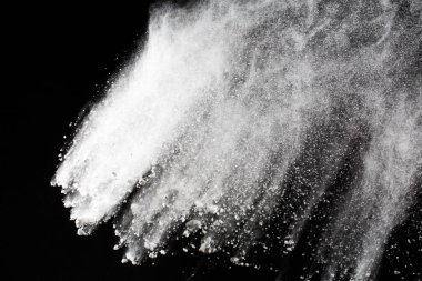 Siyah arka planda beyaz toz patlaması. Renkli bulut. Renkli toz patlar. Boya Holi.