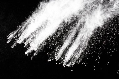 Siyah arka planda beyaz toz patlaması. Renkli bulut. Renkli toz patlar. Boya Holi.