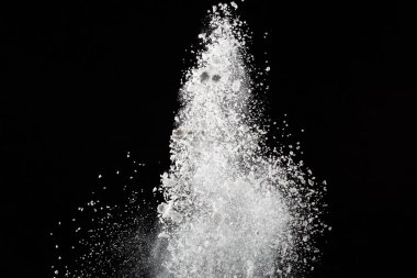 Siyah arka planda beyaz toz patlaması. Renkli bulut. Renkli toz patlar. Boya Holi.