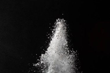 Siyah arka planda beyaz toz patlaması. Renkli bulut. Renkli toz patlar. Boya Holi.