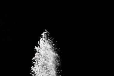 Siyah arka planda beyaz toz patlaması. Renkli bulut. Renkli toz patlar. Boya Holi.