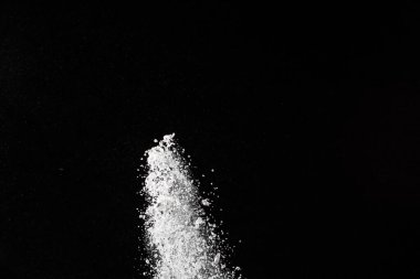 Siyah arka planda beyaz toz patlaması. Renkli bulut. Renkli toz patlar. Boya Holi.