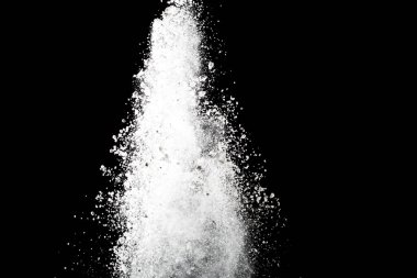 Siyah arka planda beyaz toz patlaması. Renkli bulut. Renkli toz patlar. Boya Holi.