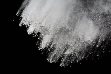 Siyah arka planda beyaz toz patlaması. Renkli bulut. Renkli toz patlar. Boya Holi.