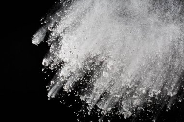 Siyah arka planda beyaz toz patlaması. Renkli bulut. Renkli toz patlar. Boya Holi.