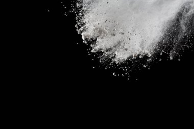 Siyah arka planda beyaz toz patlaması. Renkli bulut. Renkli toz patlar. Boya Holi.