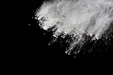 Siyah arka planda beyaz toz patlaması. Renkli bulut. Renkli toz patlar. Boya Holi.