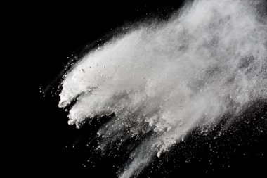 Siyah arka planda beyaz toz patlaması. Renkli bulut. Renkli toz patlar. Boya Holi.