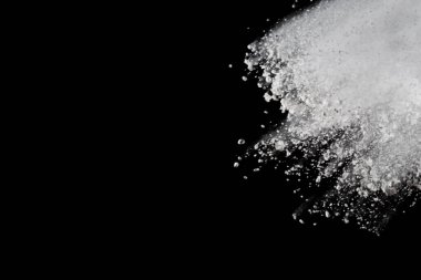 Siyah arka planda beyaz toz patlaması. Renkli bulut. Renkli toz patlar. Boya Holi.