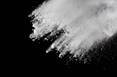 Siyah arka planda beyaz toz patlaması. Renkli bulut. Renkli toz patlar. Boya Holi.