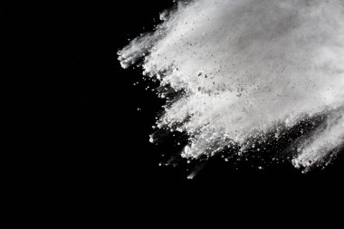 Siyah arka planda beyaz toz patlaması. Renkli bulut. Renkli toz patlar. Boya Holi.