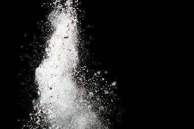 Siyah arka planda beyaz toz patlaması. Renkli bulut. Renkli toz patlar. Boya Holi.