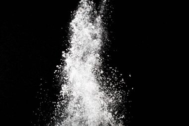 Siyah arka planda beyaz toz patlaması. Renkli bulut. Renkli toz patlar. Boya Holi.