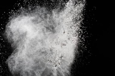 Siyah arka planda beyaz toz patlaması. Renkli bulut. Renkli toz patlar. Boya Holi.