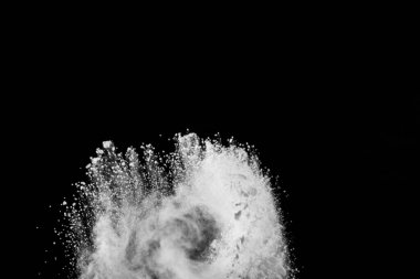 Siyah arka planda beyaz toz patlaması. Renkli bulut. Renkli toz patlar. Boya Holi.