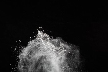 Siyah arka planda beyaz toz patlaması. Renkli bulut. Renkli toz patlar. Boya Holi.