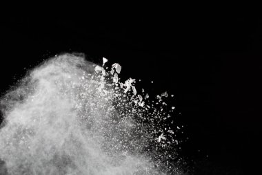 Siyah arka planda beyaz toz patlaması. Renkli bulut. Renkli toz patlar. Boya Holi.