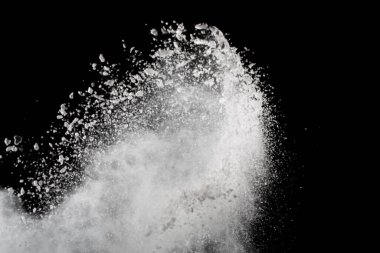 Siyah arka planda beyaz toz patlaması. Renkli bulut. Renkli toz patlar. Boya Holi.