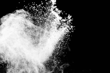 Siyah arka planda beyaz toz patlaması. Renkli bulut. Renkli toz patlar. Boya Holi.
