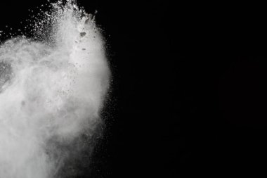 Siyah arka planda beyaz toz patlaması. Renkli bulut. Renkli toz patlar. Boya Holi.