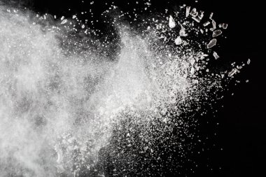 Siyah arka planda beyaz toz patlaması. Renkli bulut. Renkli toz patlar. Boya Holi.