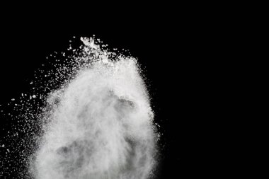 Siyah arka planda beyaz toz patlaması. Renkli bulut. Renkli toz patlar. Boya Holi.