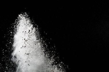 Siyah arka planda beyaz toz patlaması. Renkli bulut. Renkli toz patlar. Boya Holi.