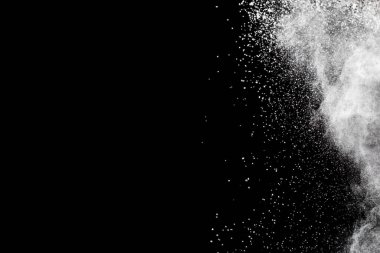 Siyah arka planda beyaz toz patlaması. Renkli bulut. Renkli toz patlar. Boya Holi.