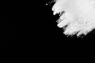 Siyah arka planda beyaz toz patlaması. Renkli bulut. Renkli toz patlar. Boya Holi.