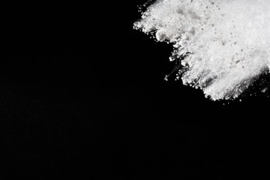 Siyah arka planda beyaz toz patlaması. Renkli bulut. Renkli toz patlar. Boya Holi.