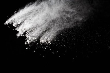 Siyah arka planda beyaz toz patlaması. Renkli bulut. Renkli toz patlar. Boya Holi.