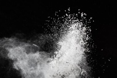 Siyah arka planda beyaz toz patlaması. Renkli bulut. Renkli toz patlar. Boya Holi.