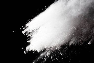 Siyah arka planda beyaz toz patlaması. Renkli bulut. Renkli toz patlar. Boya Holi.