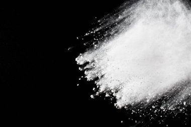Siyah arka planda beyaz toz patlaması. Renkli bulut. Renkli toz patlar. Boya Holi.