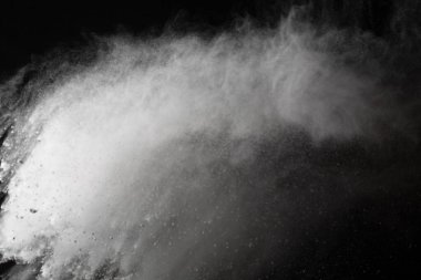 Siyah arka planda beyaz toz patlaması. Renkli bulut. Renkli toz patlar. Boya Holi.